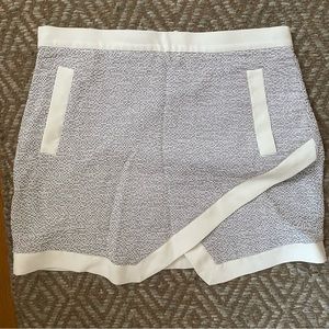 CLOSET CLEANOUT 👋 Banana Republic White Trim Skirt